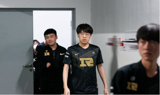 轮首回合的 轮首回合的