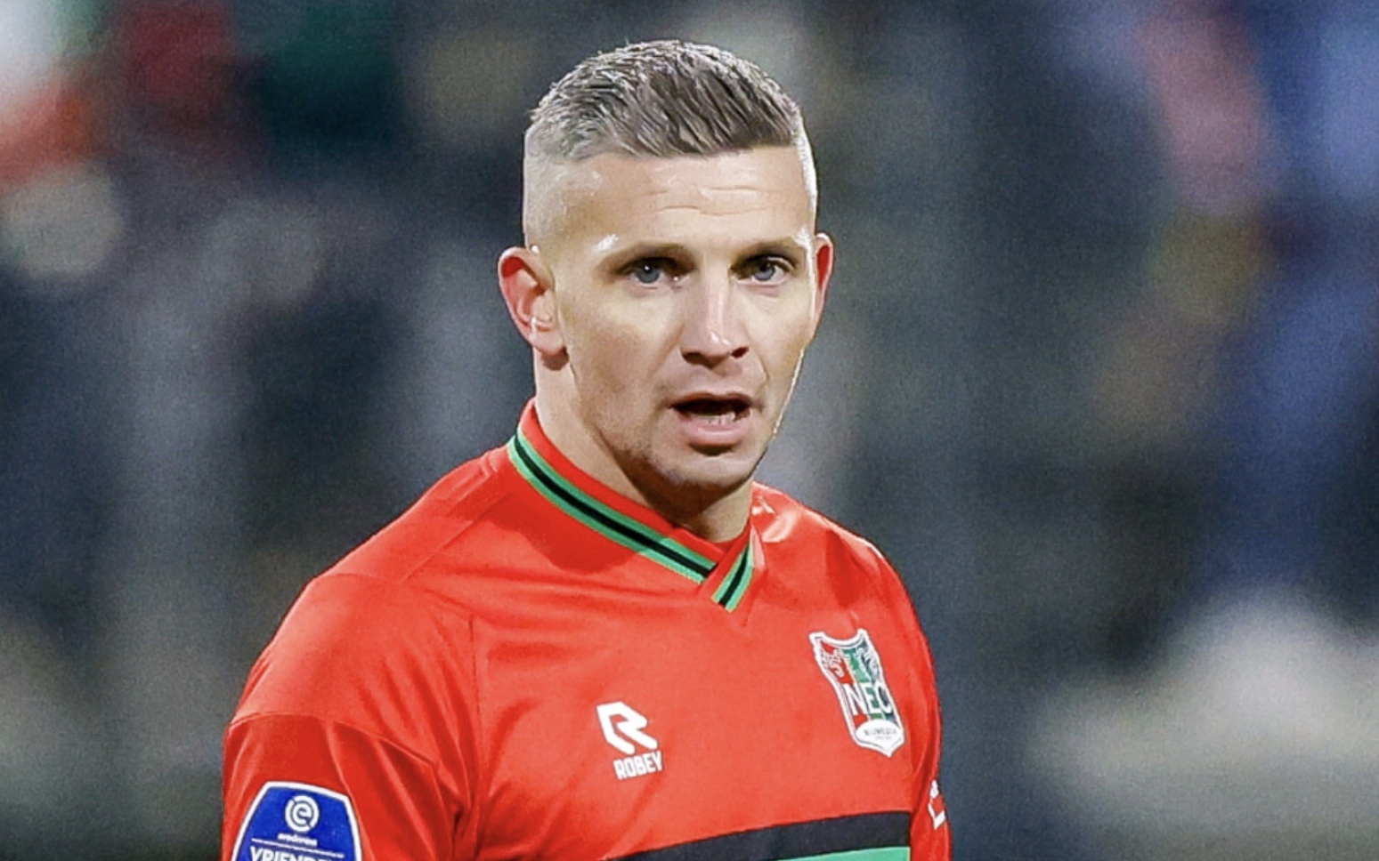 不仅令人拭 不仅令人拭